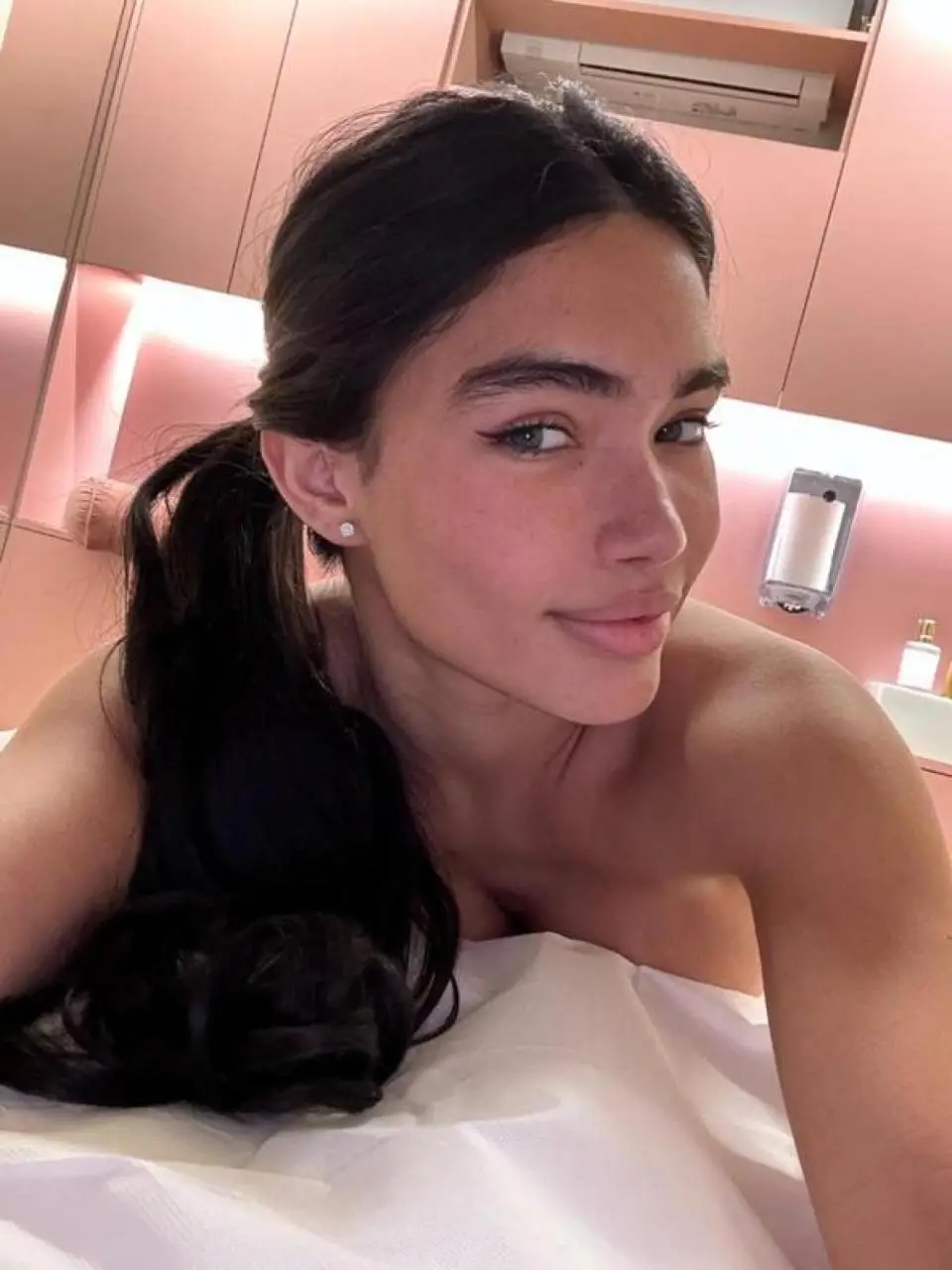 Laura | 24 | Escort | Genève, Geneve, CH - 2/1